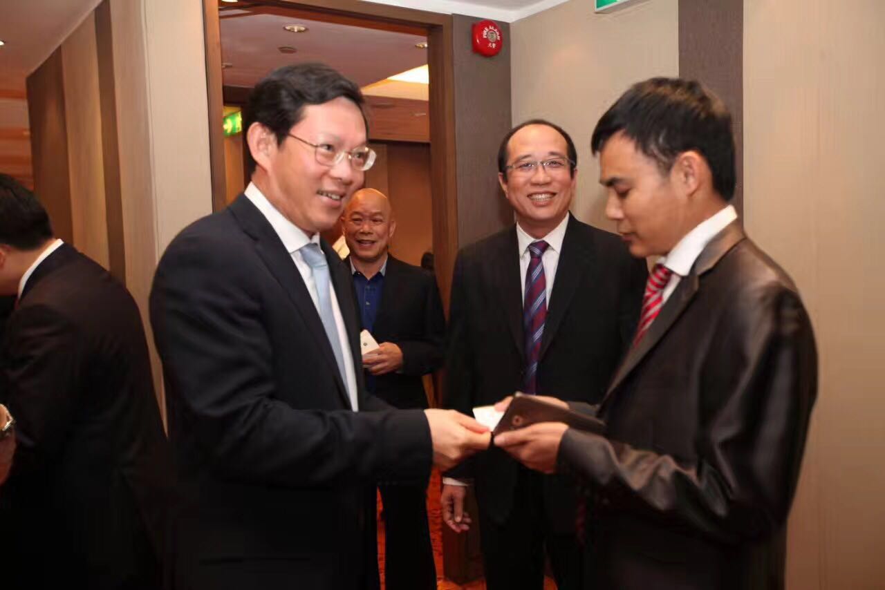 2017年吕会长于香港接见湛江市委书记郑人豪等人就席湛江旅港乡亲恳谈会。