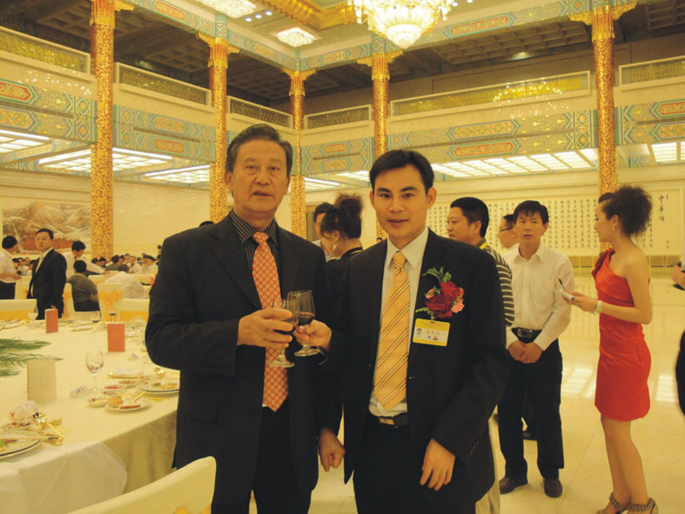 董事长与中央统战部副部长田鹤年在人民大会堂宴会厅留影